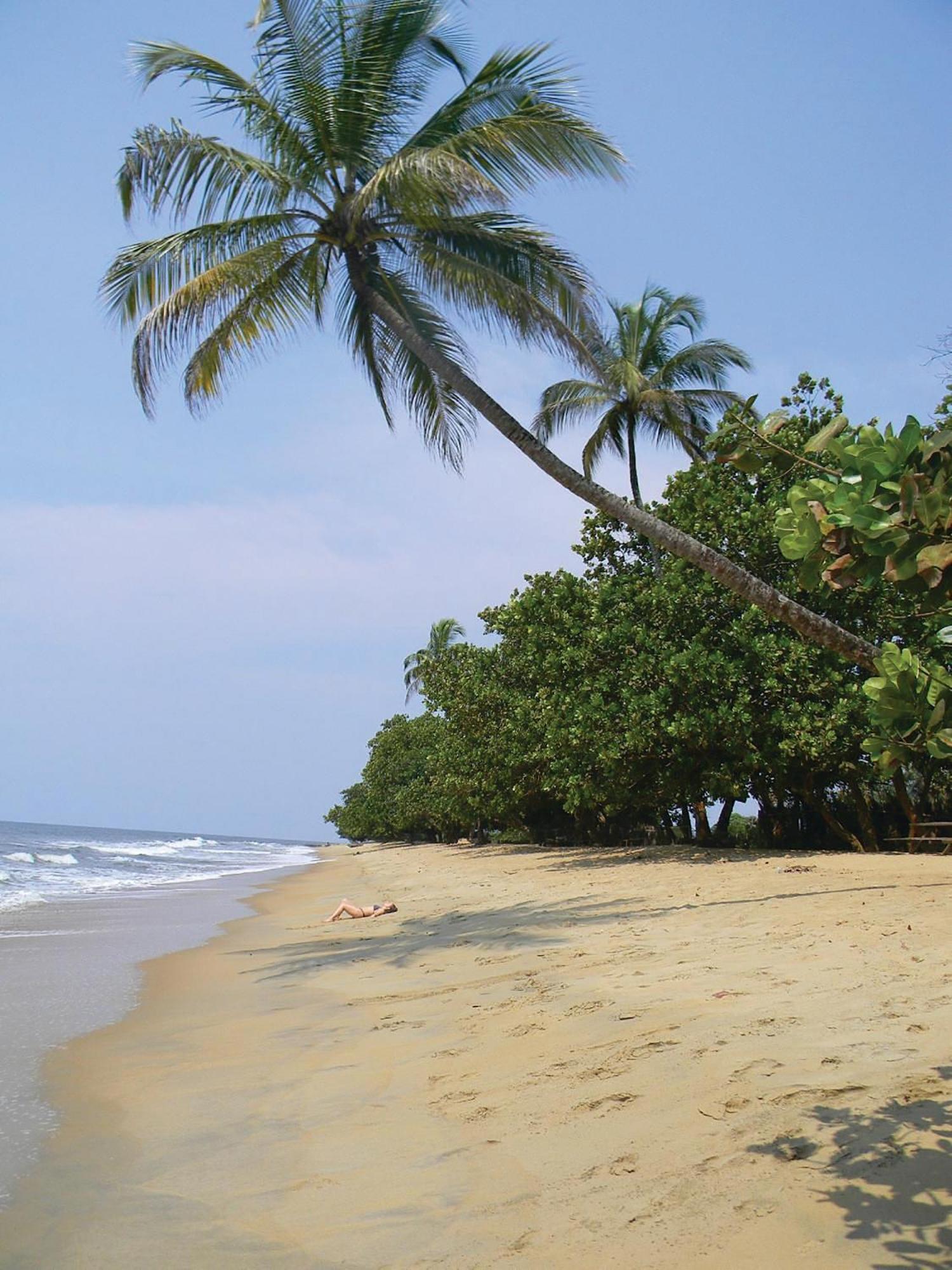 Sky Kenako Hotel Kribi Exteriér fotografie